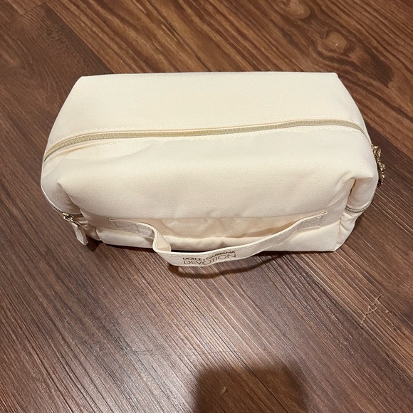 NWOT Dolce&Gabbana Devotion Sacred Heart
Toiletry Make-up Bag Pouch - Picture 5 of 12